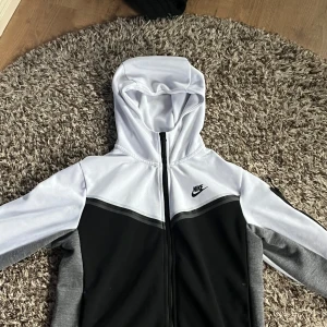 Nike tech fleece ny skick - Använd 1 gång, storlek M passar S också, Nike tech fleece