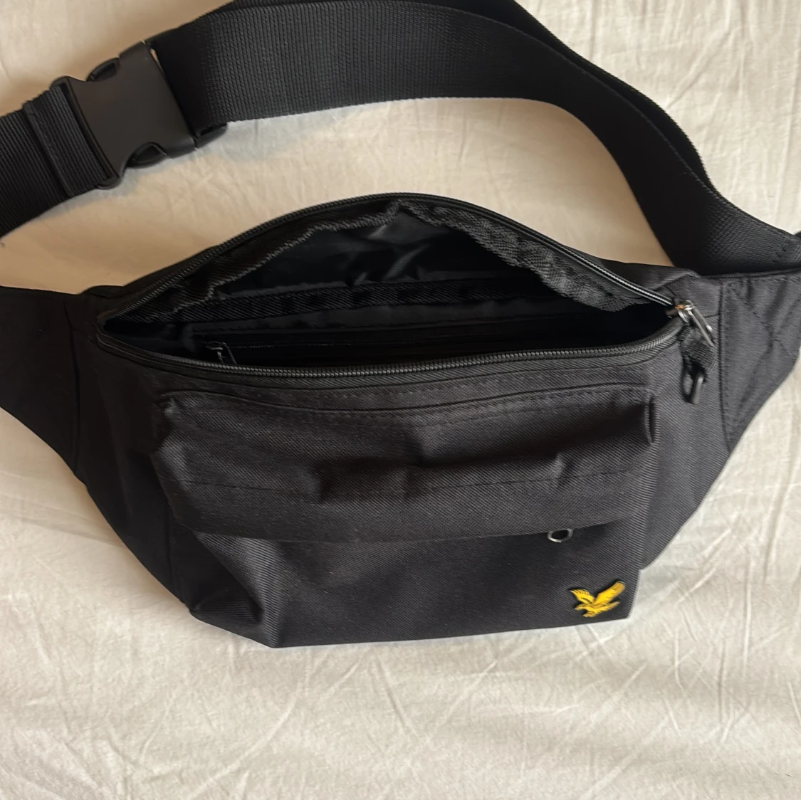 Svart Lyle&Scott  midjeväska med gul logotyp - 3