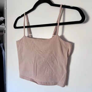Beige linnetopp - Säljer en stilren beige linnetopp från 157. Toppen har smala axelband och är tillverkad i en mjuk bomullsblandning med elastan för extra komfort. Perfekt för varma dagar eller som ett lager under andra plagg. Önskar du veta exakta mått? Tveka inte att höra av dig!