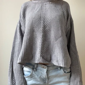 Grå stickad tröja  - Grå stickad tröja med långa och vida ärmar! Storlek L som passar bra på en S om man vill ha en mer oversized tröja💗