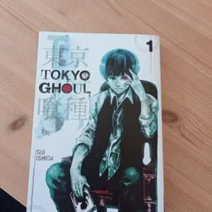 Tokyo Ghoul Volym 1 - Säljer första volymen av den populära mangan 'Tokyo Ghoul' av Sui Ishida. Boken handlar om Ken Kaneki som blir en halv-ghoul efter en olycka. En spännande berättelse om att navigera i en värld där ghouls lever bland människor. Aldrig läst, i nyskick. Allt jag tjänar donerar jag!