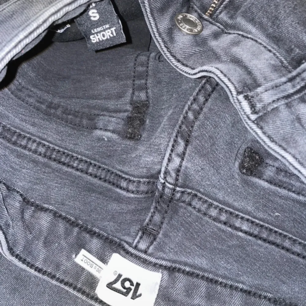 90s bootcut jeans Från lager 157 Använd några få gånger Mycket fina och i bra skick Säljer pga lite för små och korta Storlek ”S length short” Midja - 36cm Innerbenslängd: 77cm. Farkut & Housut.