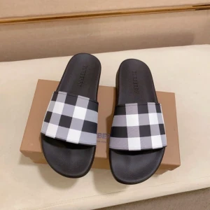 Burberry tofflor  - Väldigt snygga burberry tofflor för sommaren. Hade passat med sommar outfiten väldigt fint. De här är oanvända, box o allting kommer med. Vi har storlekar ifrån 35 till 46. 