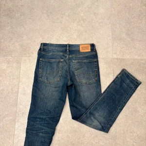 Blå jeans från Jack and Jones - Schyssta blå jeans med urtvättad look från Jack and jones. Skick 8/10 Jeansen är endast använda ett fåtal gånger | Model: Slim glenn | Storlek: 164 (passar w27 l30) | Det är bara att skriva om ni har frågor eller funderingar!