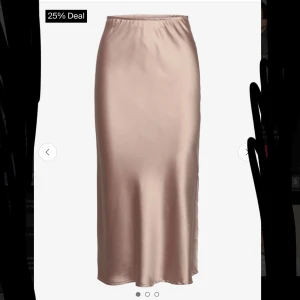 SÖKER - Söker denna kjolen ifrån boozt/coster copenhagen i storlek 36/38. Har kollat på denna kjolen ett väldigt bra tag nu men den är slut såld i nästan alla storlekar. Ni får gärna skriva om ni har denna kjol och är villig att sälja den. 