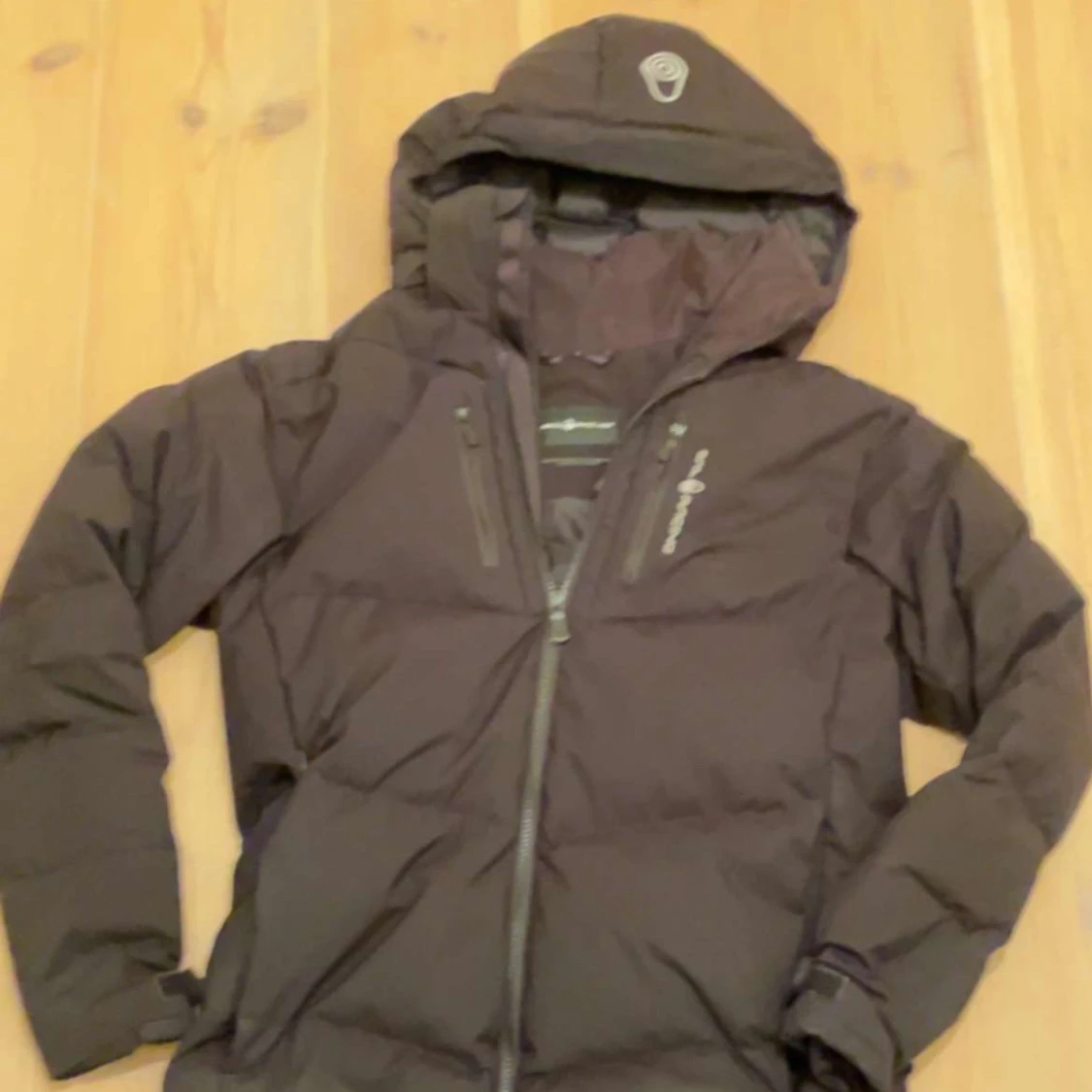 Svart dunjacka från Sail Racing