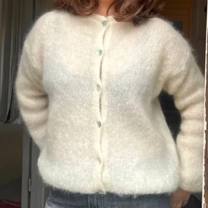 Helt ny design by si kofta - Jättefin helt ny off white kofta från design by si med prislapp kvar. Köpt för 757kr💕 pris kan diskuteras