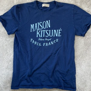 Blå Tshirt från maison kitsune - Skick: 9,5/10, nästan helt ny - Storlek: L