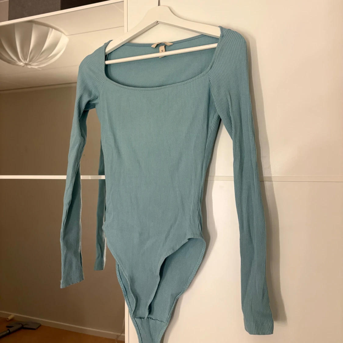 Ljusblå ribbad bodysuit