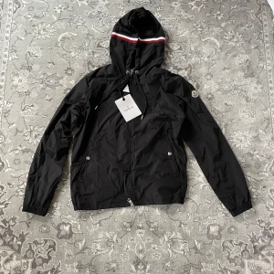 Moncler windbreaker - Svart moncler windbreaker. Helt ny aldrig använd✅ storlek 1, tags medföljer