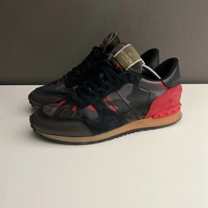 Valentino rockrunner - Feta skor från valentino. Storleken är 40 men sitter som 41. Inget og medföljer alltså ändats skorna. Dm vid mer info!