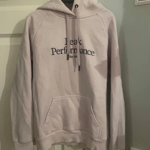 Rosa/lila hoodie från Peak Performance - Säljer en rosa/lila hoodie från peak performance. Den är bara använd ett fåtal gånger då den köptes i fel storlek. Inget synligt. Vi kan gärna diskutera om pris!!