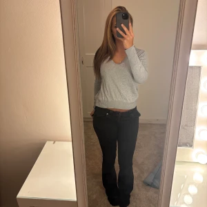 Grå v-ringad tröja - En grå tunnare tröja som inte visar några tecken på användning, super fin till jeans eller kjol