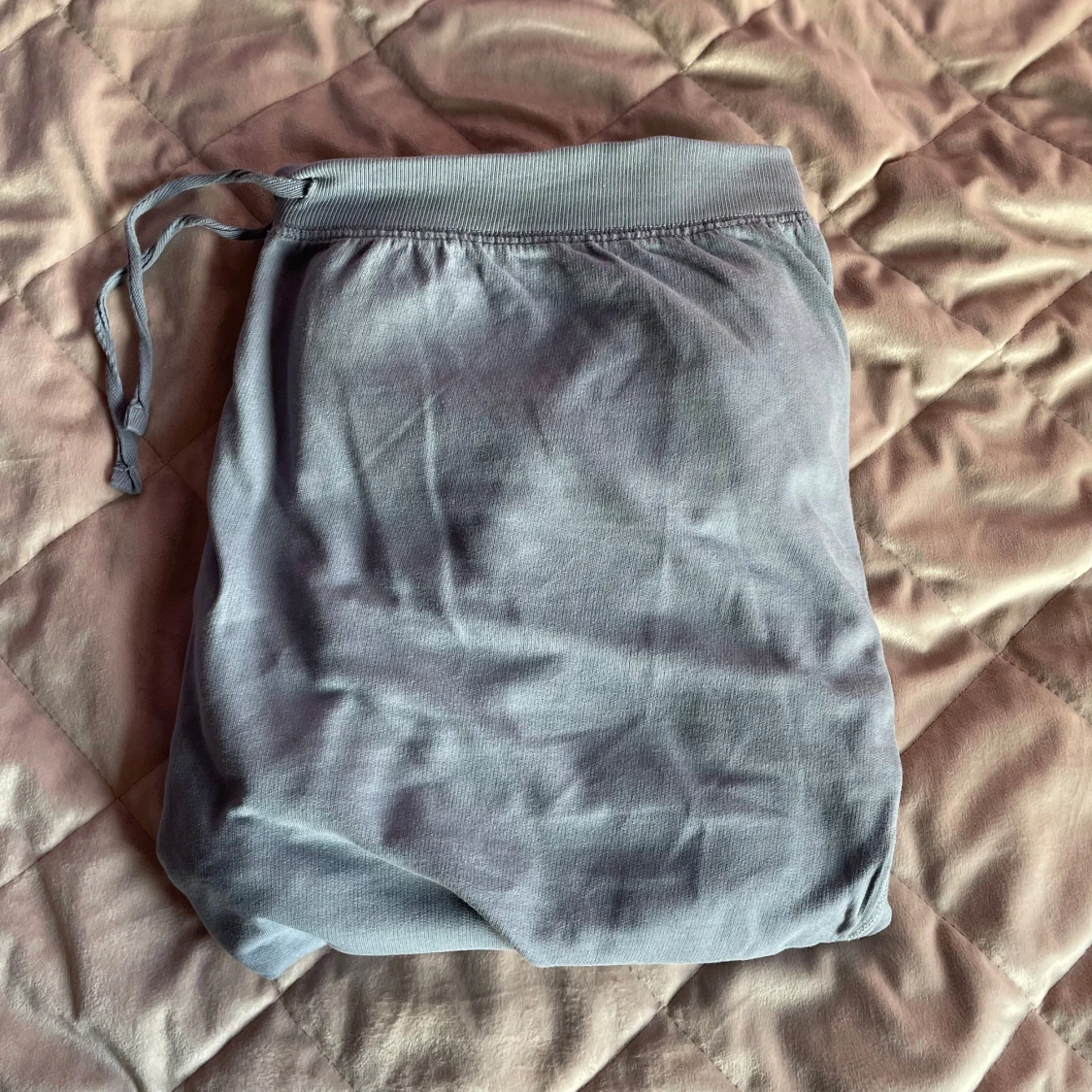 Grå mjukisbyxor med snörning - 1