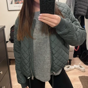 Grön quiltad bomberjacka - INTRESSEKOLL på min snygga gröna quiltade bomberjacka, perfekt för höst och vår 🌸☀️SKRIV VID INTRESSE