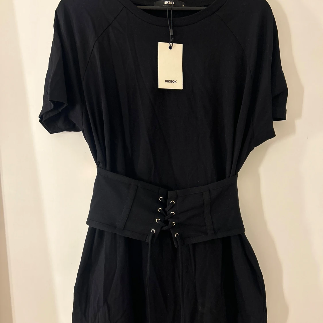 Svart klänning med bälte från Bik Bok - 1