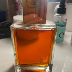 Parfym från Ella K - Säljer en exklusiv parfym från Ella K i en elegant fyrkantig glasflaska med en gyllene kork. Doften heter 'Pushkar' och flaskan rymmer 100 ml. Perfekt för den som vill ha en unik och lyxig doftupplevelse.