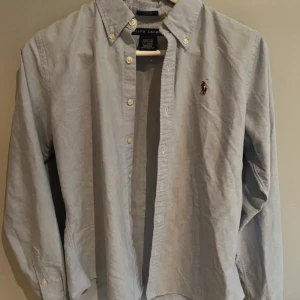 Ljusblå skjorta från Ralph Lauren - Ralph Lauren skjorta i extremt bra skick och endast använd ett fåtal gånger. Nypris 1199 kr!