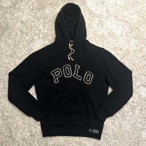 Svart Ralph Lauren hoodie - Svart Polo Ralph Lauren hoodie med vita snören.  Storlek M. Skick 8,5/10 Hör gärna av dig vid frågor