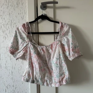 Blommig blus  - super söt blommig blus som är perfekt nu till våren och sommaren🌸💕 