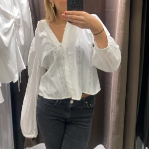 Vit skjorta från Zara - Endast använd ett fåtal gånger och därför i väldigt bra skick💗