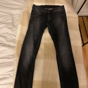Svarta Tiger of Sweden jeans - Säljer ett par riktigt snygga tiger of Sweden jeans i storlek 29W och 30L, skriv om ni har några funderingar 
