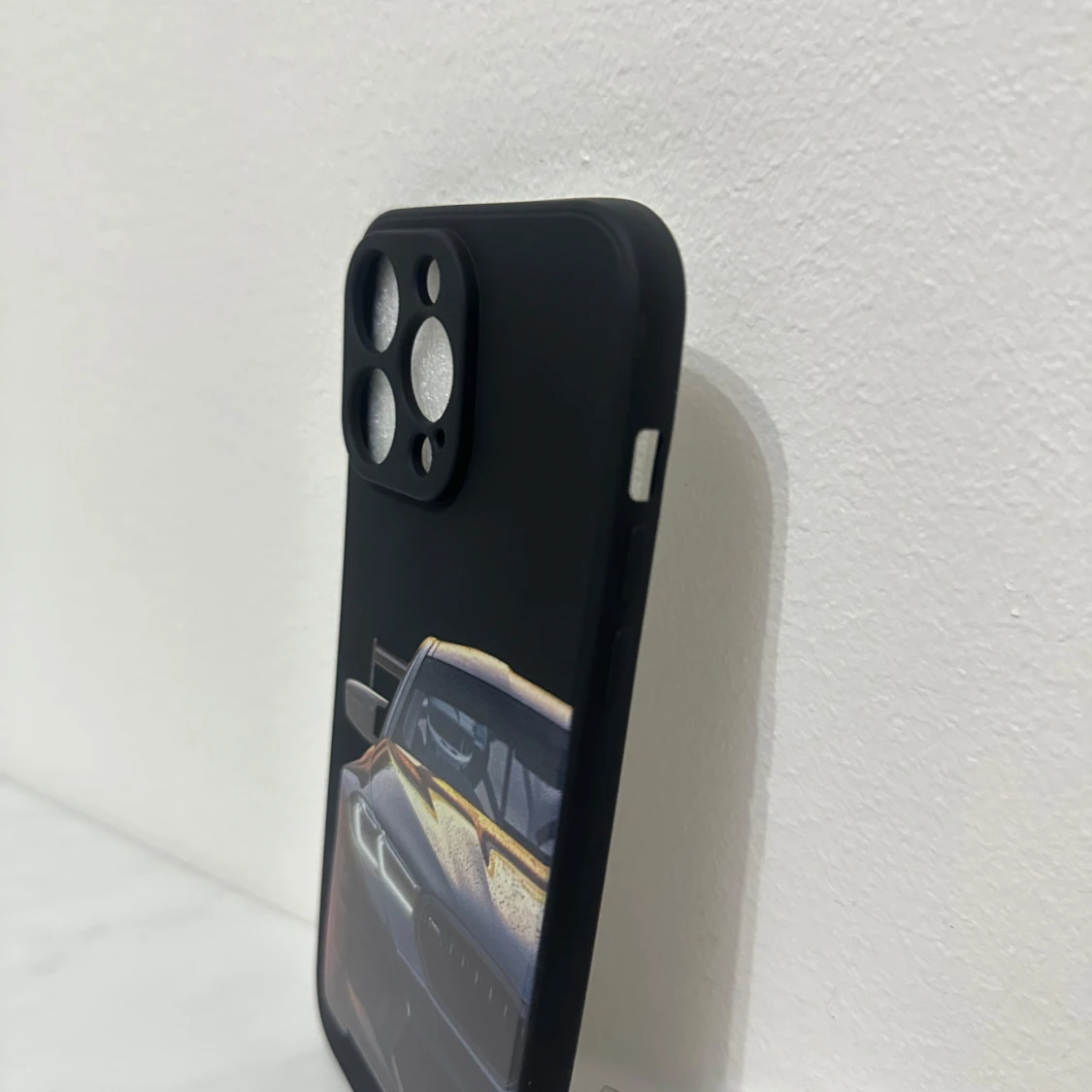 Svart mobilskal med bilmotiv för iphone 14 pro max - 3