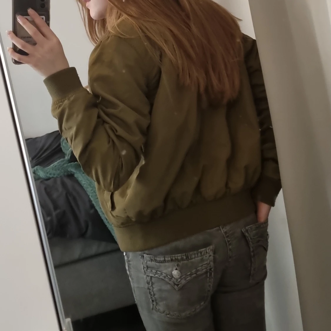 Olivgrön bomberjacka med orange foder. - 4