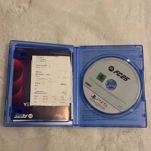 FIFA 23 för PS5 - Säljer FIFA 23 för PS5. Spelet kommer i ett blått plastfodral med originalskiva och kvitto. Perfekt för fotbollsfans som vill uppleva den senaste versionen av FIFA-serien på PlayStation 5.