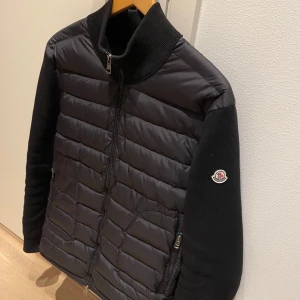 Svart quiltad cardigan från Moncler - Snyg svart quiltad cardigan från Moncler. Tveka inte med frågor! Pris diskuteras med snabb affär. 