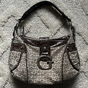 guess väska - superfin vintage guess väska i nyskick! det klassiska mönsret samt silverdetaljer