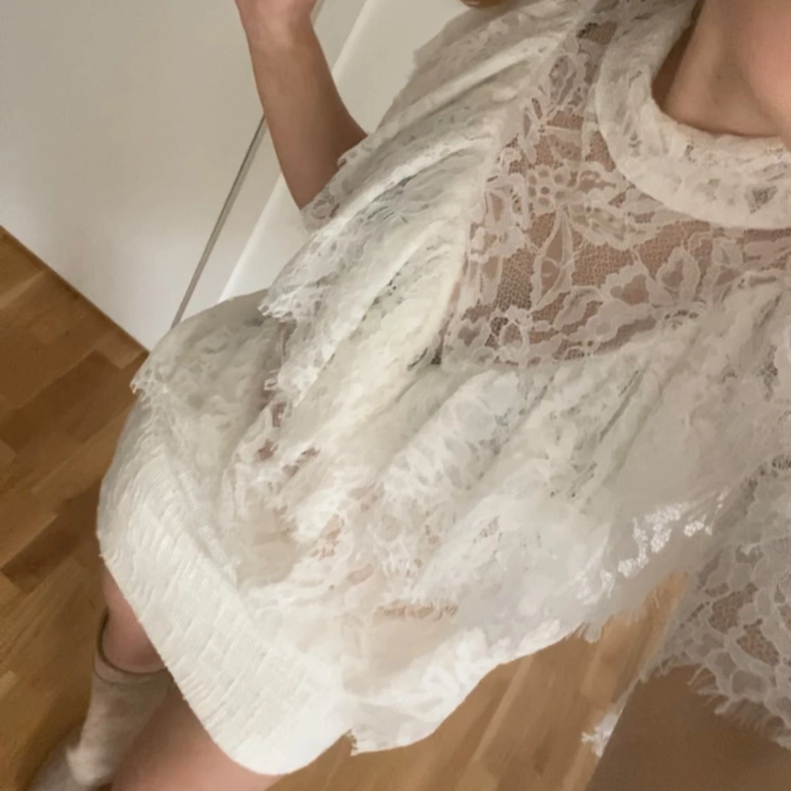 Vit spetsblus med volangdetaljer