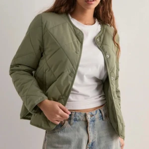 Grön quiltad jacka  - Fick nyss hem den idag från Nelly och den är endast testad!! Säljer då den var för tight på mig i ryggen. Jätteefin annars🙌💕Orginalpris: 699!