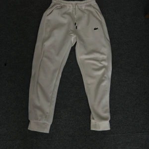 Lacoste byxor - Har inga skador osv, köptes lite mer än en månad sen, Storlek L men passar som M också!