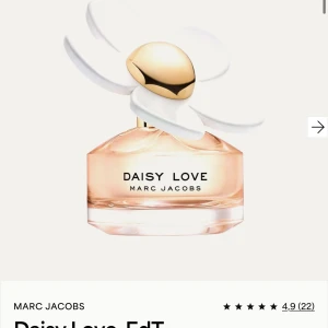 Daisy Love EdT från Marc Jacobs - Daisy Love EdT från Marc Jacobs är en elegant parfym med en söt och blommig doft. Flaskan har en unik design med en stor vit blomma på korken och en ljusrosa vätska inuti. Perfekt för den som älskar en fräsch och ungdomlig doft.