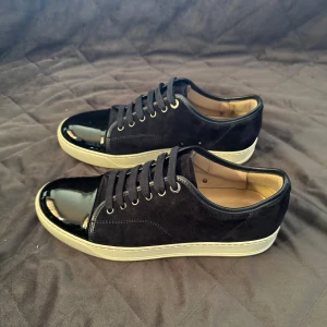 Lanvins - Säljer nu dessa stilrena lanvinsen i toppskick! De är nästintill nyskick och är i färgen marinblå! De är i storlek uk 7 vilket motsvarar 42. Endast skorna medföljer vid köp och de är givetvis äkta. Vid ytterligare frågor eller funderingar är det bara att höra av sig! 🙏🏽