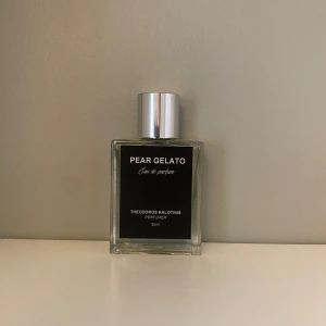 Pear Gelato Eau de Parfum Teodoros Kalotinis  - Upptäck Pear Gelato, en Eau de Parfum från Theodoros Kalotinis.Som doften heter luktar den även som en söt päron glass. Vill nu sälja hela flaskan då den inte var i min typ ca 48/50ml kvar. Om någon vill komma in på niche spåret är denna en bra första doft😁 