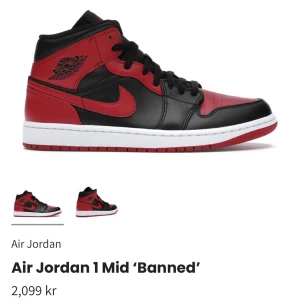Air Jordan 1 Mid ‘Banned’ - Snygga Air Jordan 1 Mid ‘Banned’ sneakers i svart och rött. Skorna har en klassisk design med snörning och den ikoniska Air Jordan-loggan på sidan. Perfekta för dig som vill ha en stilren och sportig look.