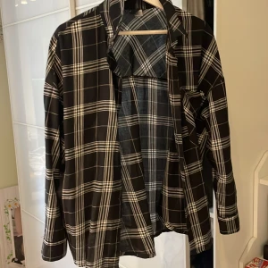 Flanellskjorta  - Flanellskjorta från H&M i svart och vit.