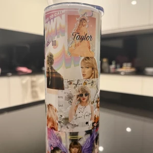 Termosmugg med collage-design - Snygg termosmugg med collage av olika bilder och motiv. Perfekt för att hålla drycken varm eller kall. Muggen har en genomskinlig lock och en färgglad design som ger en personlig touch.