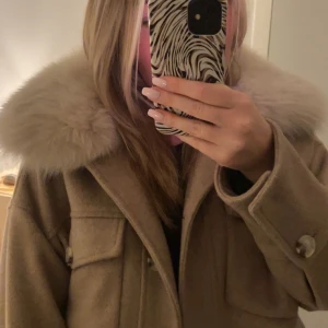 Beige kappa med pälsdetalj från Meotine - Säljer en så fin och populär beige kappa från Meotine med äkta rävpäls. Jackan har bara använts fåtal gånger och den är som helt ny. Storlek XS/S💞Pris kan diskuteras, vid en snabb affär. 