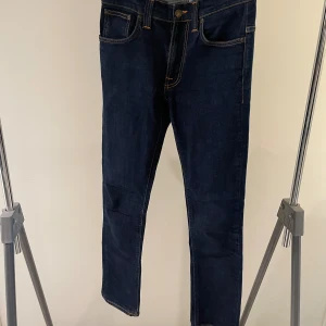 Nudie jeans  - Säljer ett par riktigt feta Nudie jeans i färgen mörk blå! Pris kan diskuteras vid en snabb affär! Pris ej hugget i sten! 