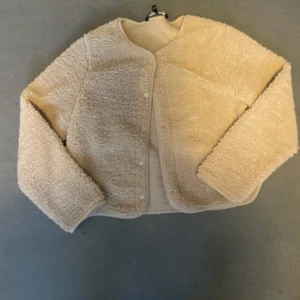 Beige teddyjacka från KappAhl - Teddyjacka från KappAhl i storlek M, men skulle säga att den passar mer som storlek S. Den är lite nopprig på insidan men det går att ta bort med noppborttagare, annars är den i mycket bra skick!