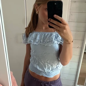 Gullig off shoulder topp💗💗😚😚 - Jättefin topp från hm☺️🙌🏻 Väldigt bra skick förutom att den är lite skrynklig men det är bara att stryka så borde det gå bort☺️❣️