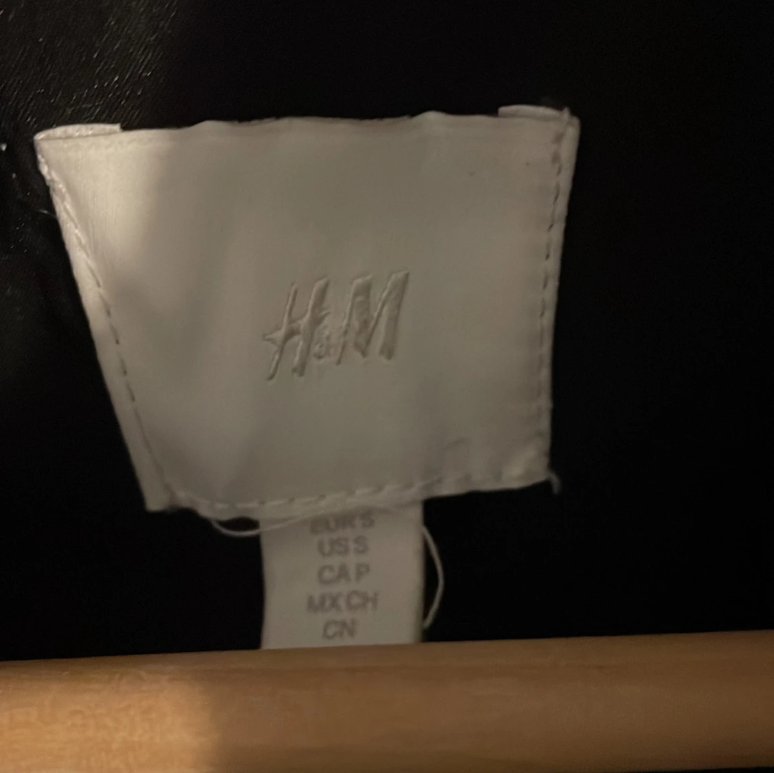 Svart jacka/kappa från H&M - 1