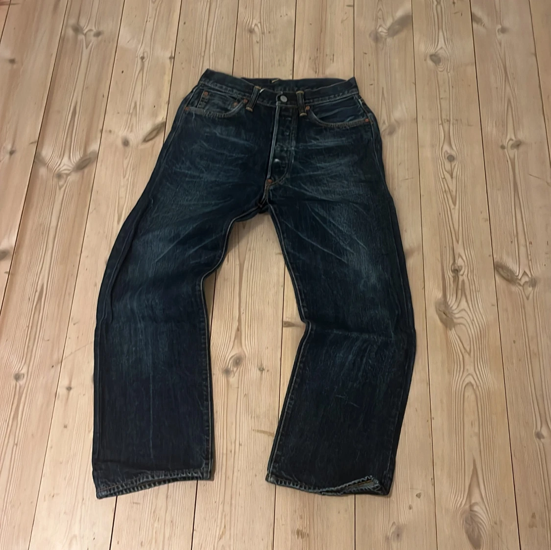 Mörkblå jeans från evisu - 1