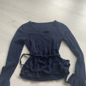 Mörkblå ribbad topp med knytband - Mörkblå varm blus, kan ha utan snöre eller knyta snöret back eller fram