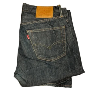 Levi’s lot 501 jeans - Mörkblåa Levi’s jeans i befintligt skick, storlek W32 och L32. Säljes pga att de inte längre används.