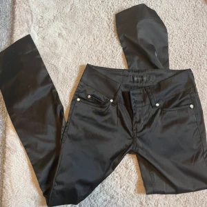 Lågmidjade skinnbyxor  - Säljer dessa lågmidjade skinnbyxor från Gina Tricot. W27