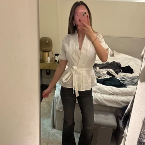 Vit omlottblus med knytband - Jätte söt blus perfekt till både sommar och vinter! 💗nästan aldrig använd 